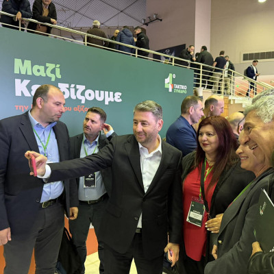 Οι βόλτες του Ανδρουλάκη στο συνέδριο