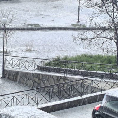 Χαλκιδική: «Άσπρισε» ο Πολύγυρος μετά από την έντονη χαλαζόπτωση - Δείτε φωτογραφίες