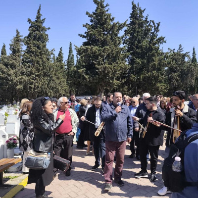 Καλαμαριά: Οι Πόντιοι τραγούδησαν και χόρεψαν με τους νεκρούς τους - Αναβίωσε το ταφικό έθιμο στα Κοιμητήρια (βίντεο)