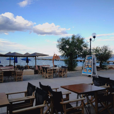 Θερμαϊκός: Τραπεζοκαθίσματα στην άμμο, μόνο στα τέσσερα μέτρα - Δεν κάνει πίσω το υπουργείο