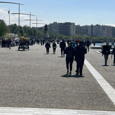Θεσσαλονίκη: Γέμισε με κόσμο η παραλία - Βόλτες με τον ανοιξιάτικο ήλιο