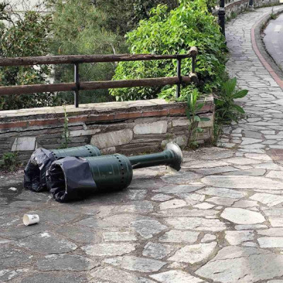 «Πολίτες» ξήλωσαν καλαθάκια σκουπιδιών στο Κιλκίς και τα πέταξαν στο έδαφος